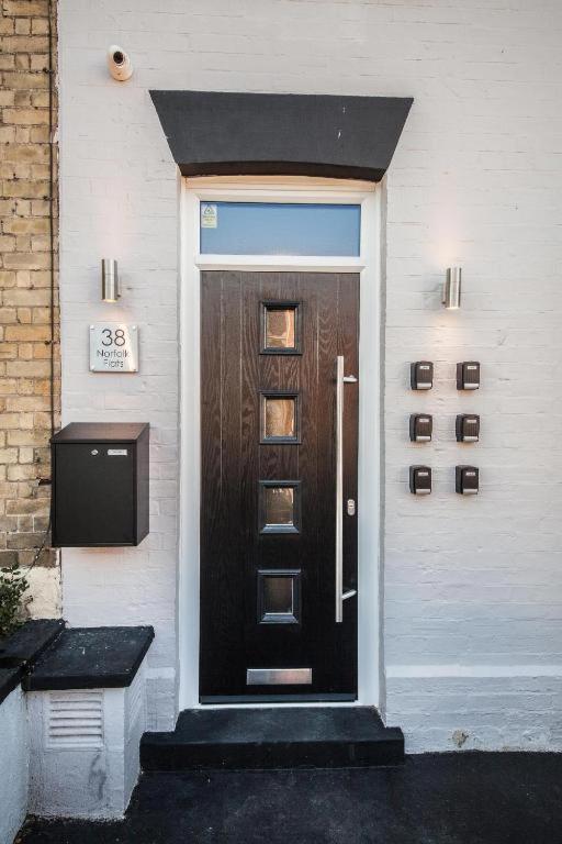 Yard - Cosy 1 Bed - Parking Available