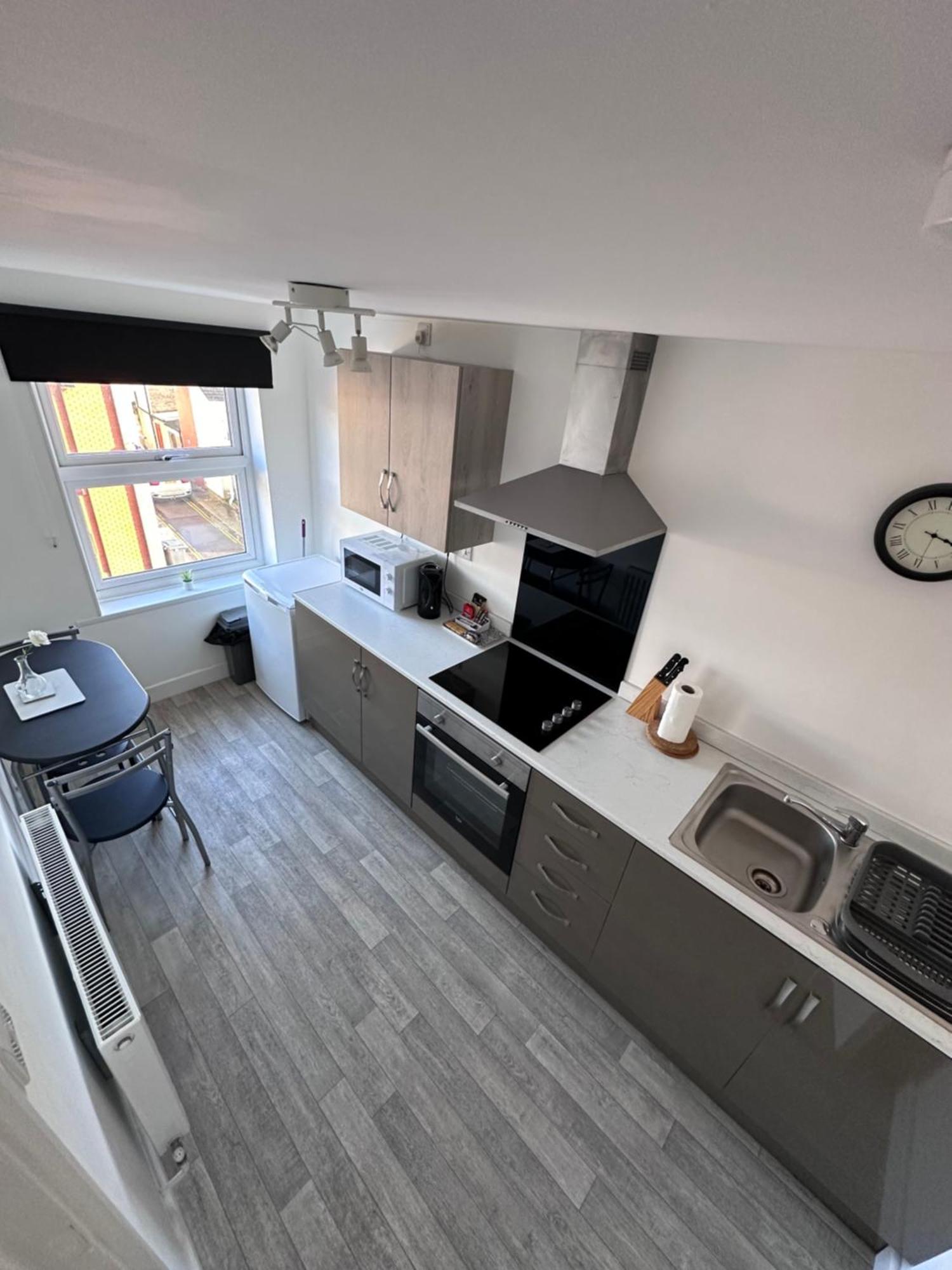Yard - Cosy 1 Bed - Parking Available Apartment